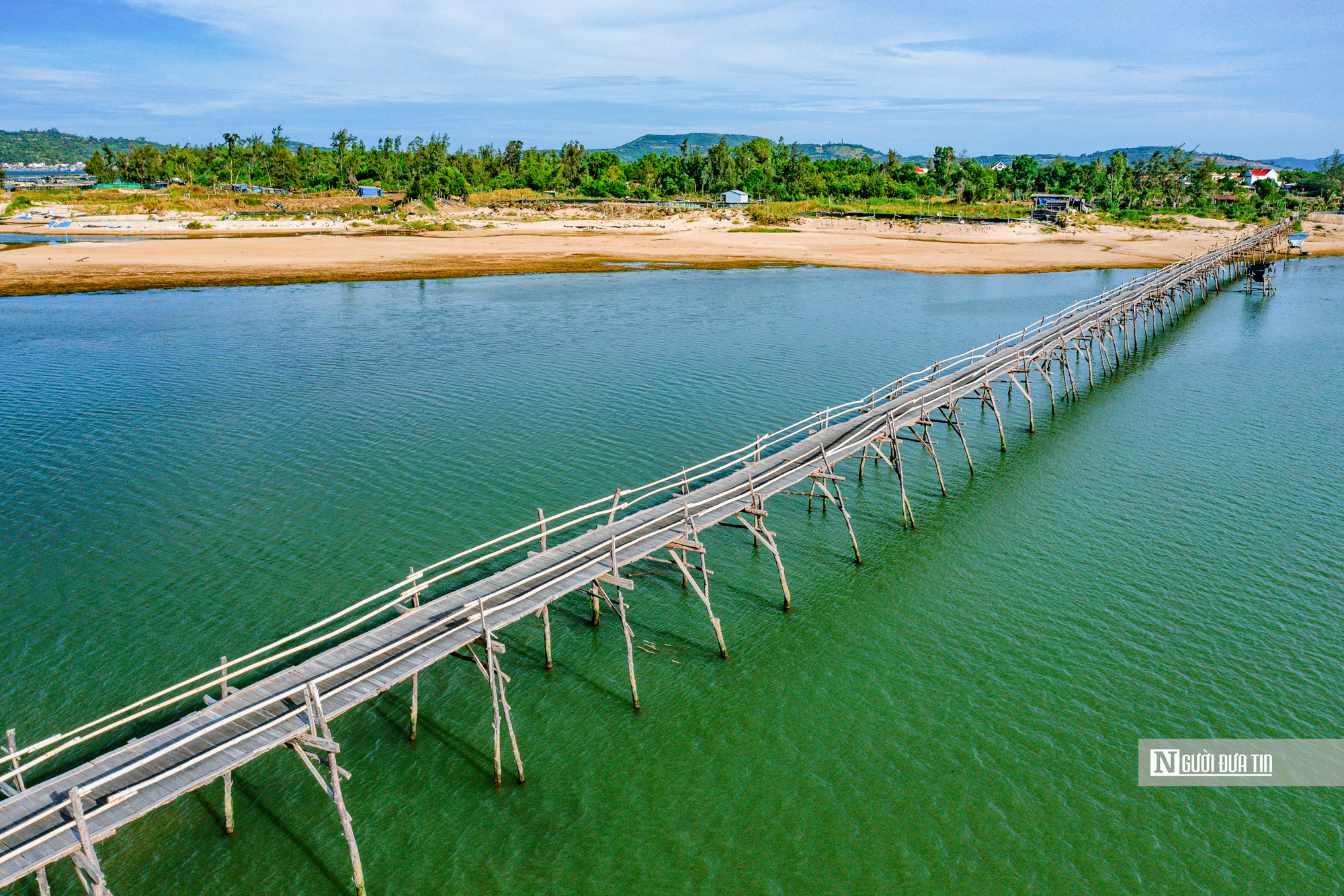 Độc lạ cây cầu gỗ qua sông dài nhất Việt Nam, là lối đi tắt nối hai xã của tỉnh Đắk Lắk- Ảnh 3. Độc lạ cây cầu gỗ qua sông dài nhất Việt Nam, là lối đi tắt nối hai xã của tỉnh Đắk Lắk- Ảnh 3.