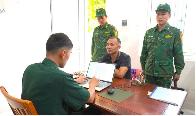 Đồn Biên phòng cửa khẩu Mỹ Quý Tây bắt giữ đối tượng có quyết định truy tìm - Ảnh 1.