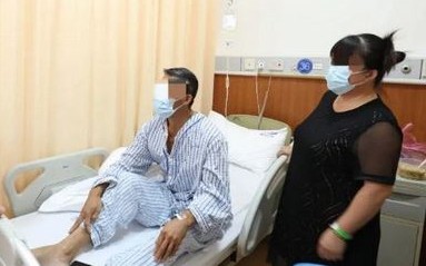 Tưởng mắc ung thư phổi, cụ &ocirc;ng 70 tuổi vỡ o&agrave; khi b&aacute;c sĩ gắp ra thứ "đ&aacute;ng sợ" - Ảnh 2.
