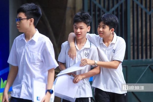 Sáng nay, gần 125.000 học sinh Hà Nội làm bài thi Ngữ văn vào lớp 10 - Ảnh 1.