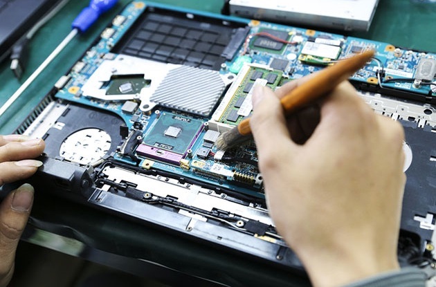 Những hành vi tưởng chừng vô hại lại khiến pin Laptop nhanh chai, thậm chí nguy cơ cháy nổ - Ảnh 2.