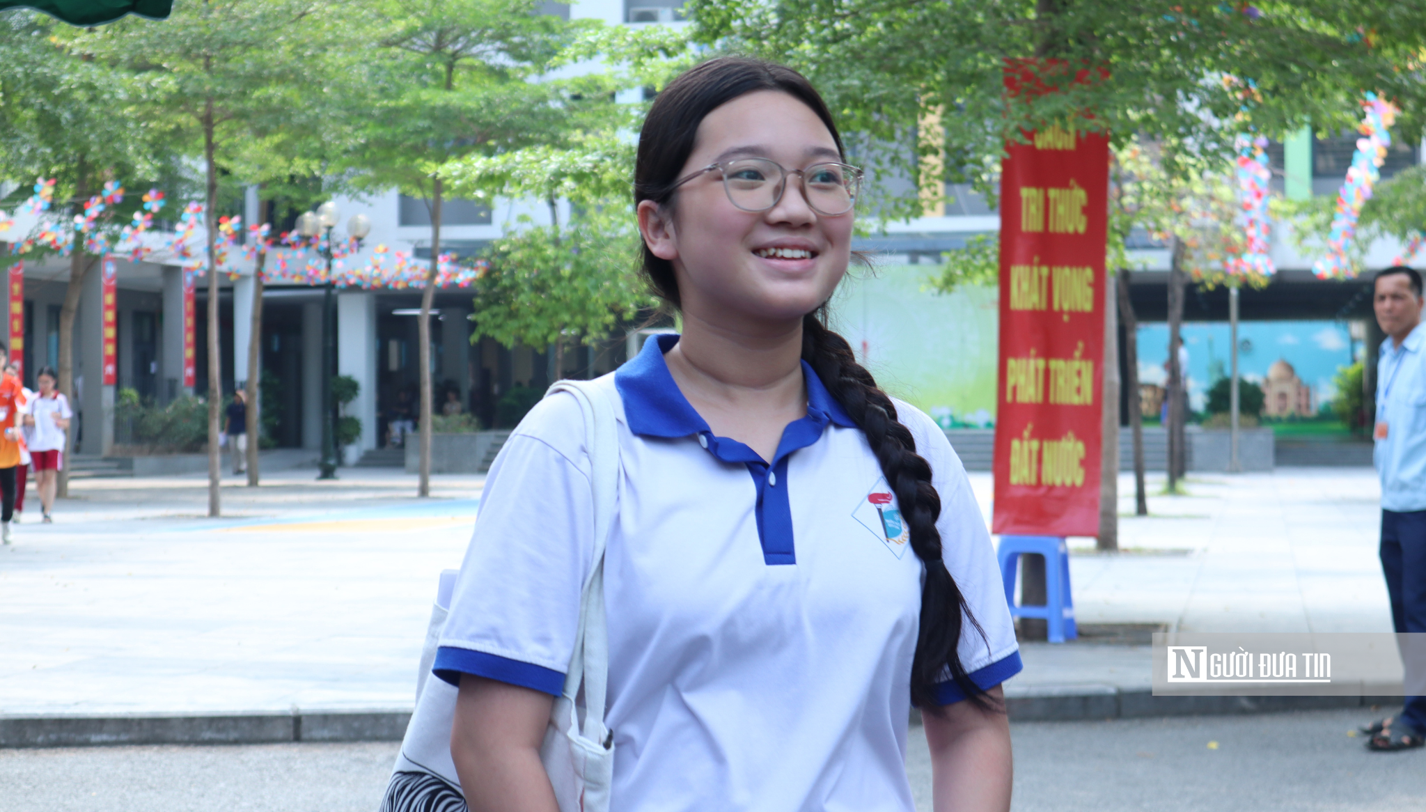 Đề Toán thi vào 10 Hà Nội: Tính phân hóa cao, thí sinh bật khóc khi rời phòng thi - Ảnh 3.
