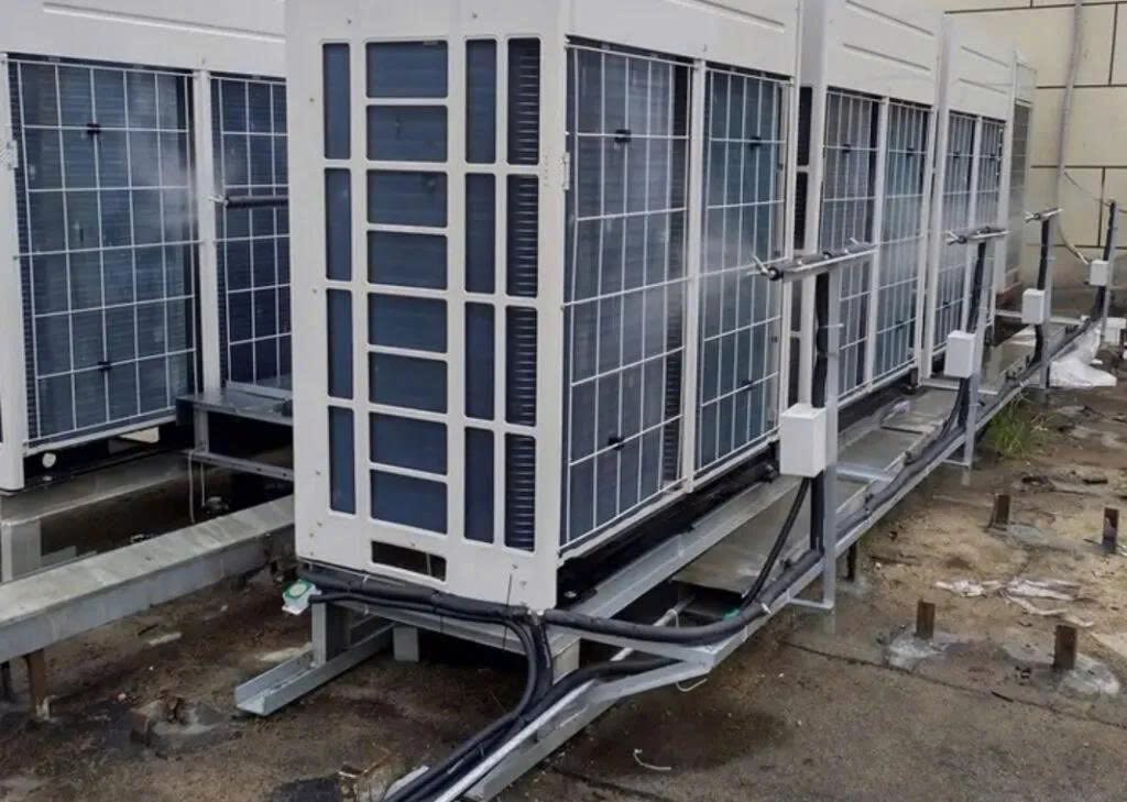 Kiểu lắp cục nóng điều hòa theo trào lưu, tiềm ẩn nhiều nguy hiểm- Ảnh 1. Kiểu lắp cục nóng điều hòa theo trào lưu, tiềm ẩn nhiều nguy hiểm- Ảnh 1.