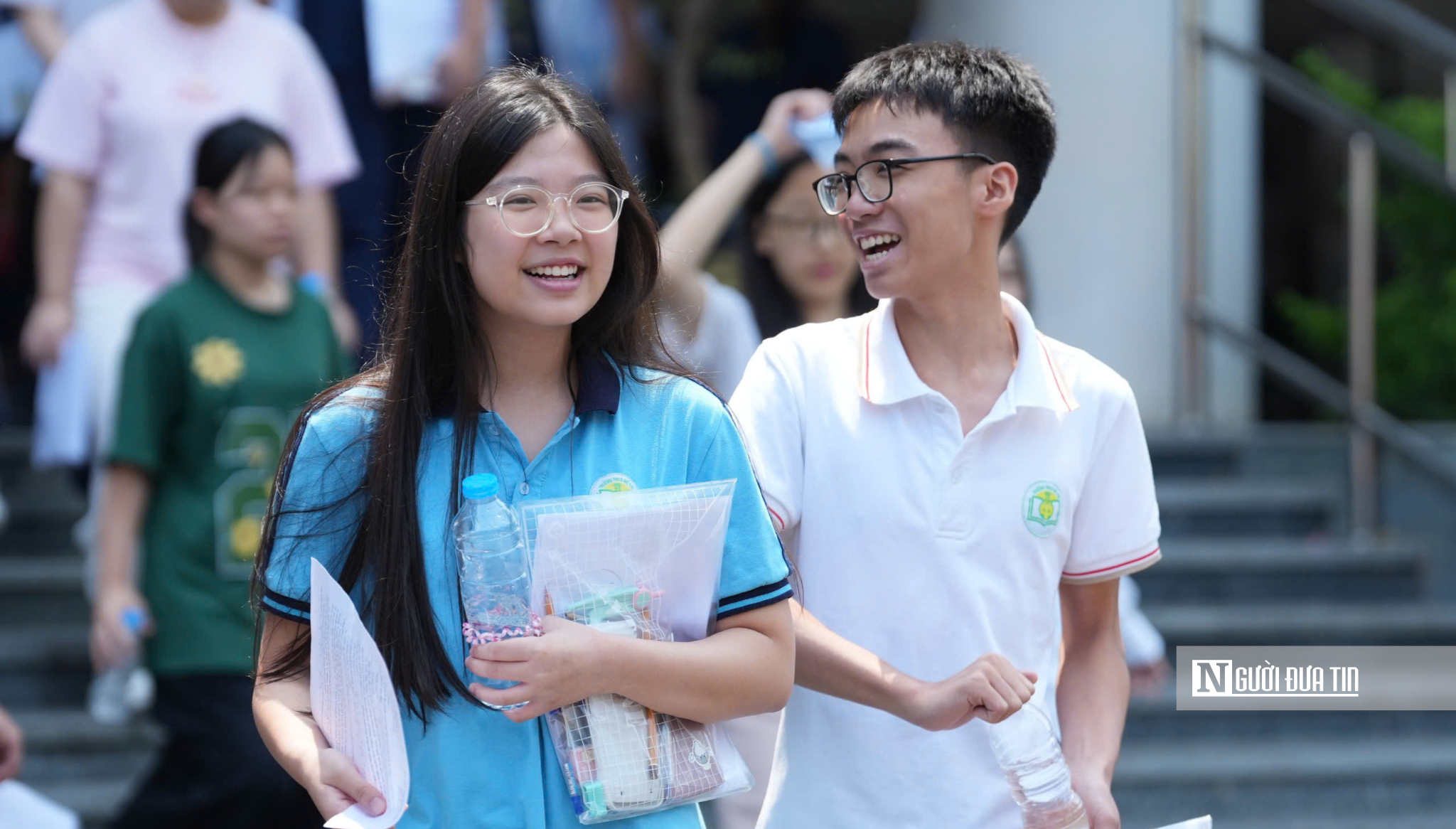 Đề Toán thi vào 10 Hà Nội: Tính phân hóa cao, thí sinh bật khóc khi rời phòng thi - Ảnh 10.