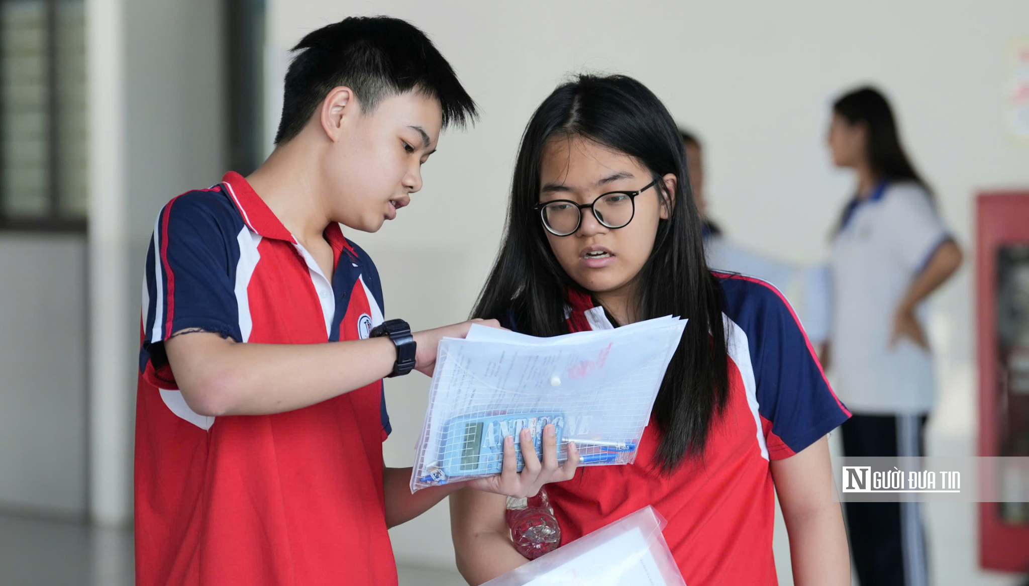 Đề Toán thi vào 10 Hà Nội: Tính phân hóa cao, thí sinh bật khóc khi rời phòng thi - Ảnh 11.