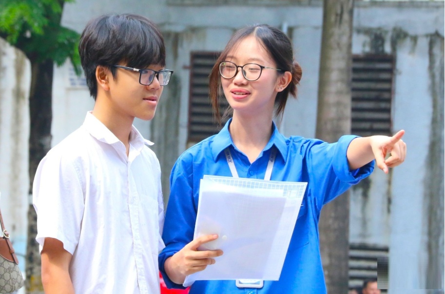 Hơn 124.000 thí sinh Hà Nội bước vào môn Toán, khép lại kỳ thi vào lớp 10 công lập - Ảnh 1.