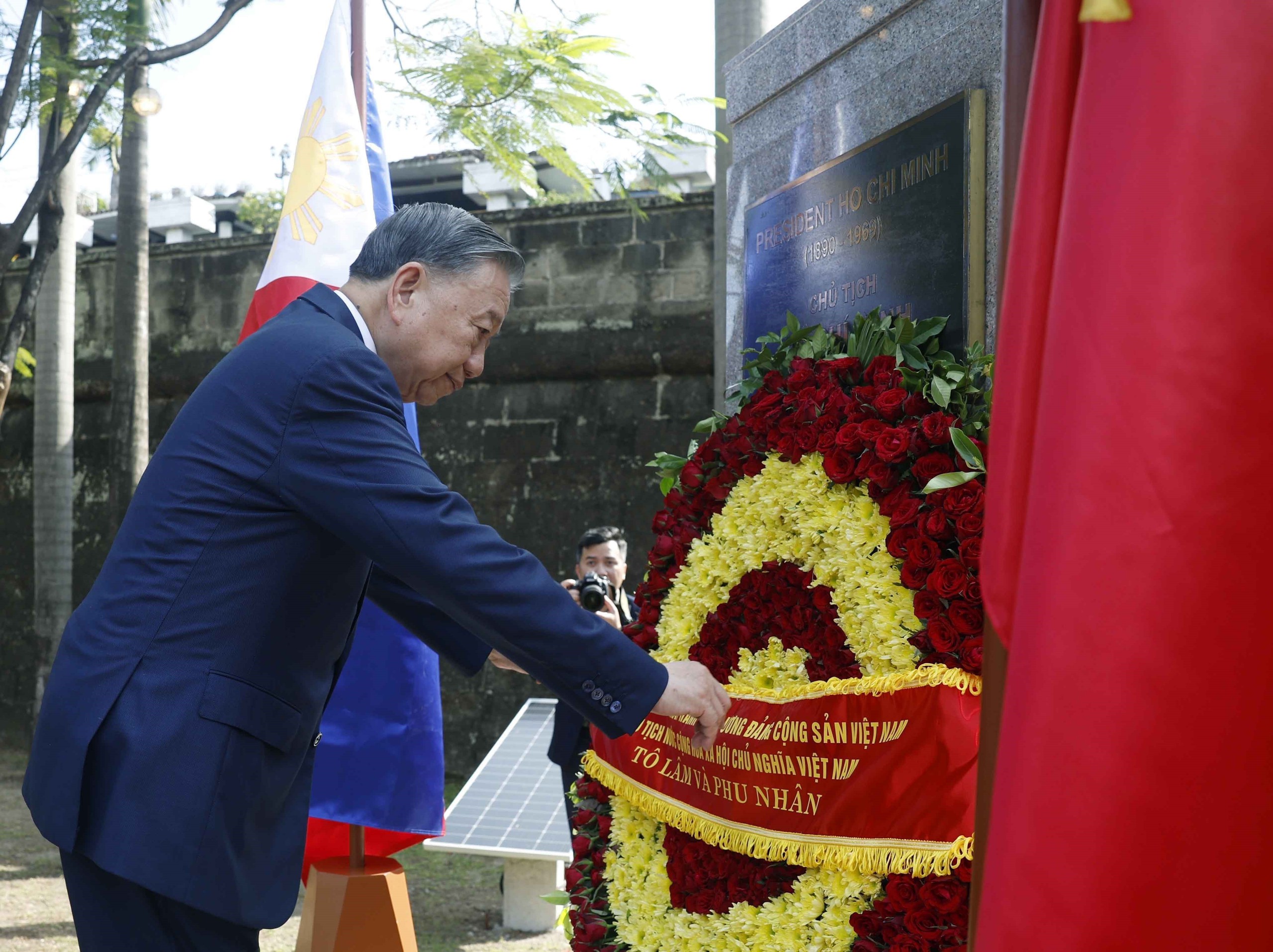 Tổng Bí thư, Chủ tịch nước Tô Lâm dâng hoa tưởng niệm Chủ tịch Hồ Chí Minh tại Philippines- Ảnh 1. Tổng Bí thư, Chủ tịch nước Tô Lâm dâng hoa tưởng niệm Chủ tịch Hồ Chí Minh tại Philippines- Ảnh 1.