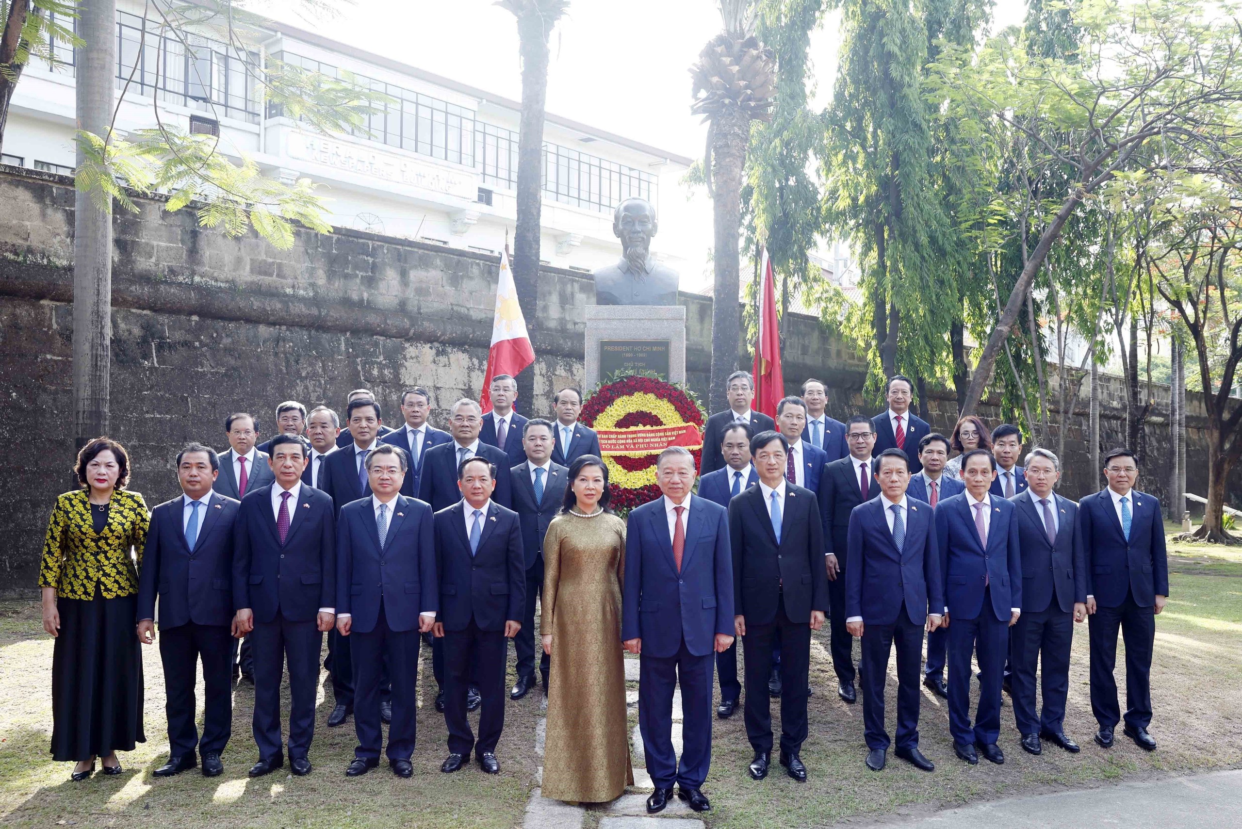 Tổng Bí thư, Chủ tịch nước Tô Lâm dâng hoa tưởng niệm Chủ tịch Hồ Chí Minh tại Philippines- Ảnh 2. Tổng Bí thư, Chủ tịch nước Tô Lâm dâng hoa tưởng niệm Chủ tịch Hồ Chí Minh tại Philippines- Ảnh 2.