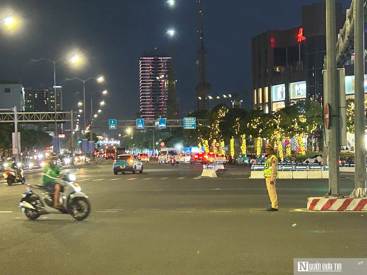 Đ&agrave; Nẵng: &Aacute;o v&agrave;ng CSGT xuy&ecirc;n lễ đảm bảo giao th&ocirc;ng, ngăn "ma men" xuống phố, k&eacute;o giảm TNGT - Ảnh 7.