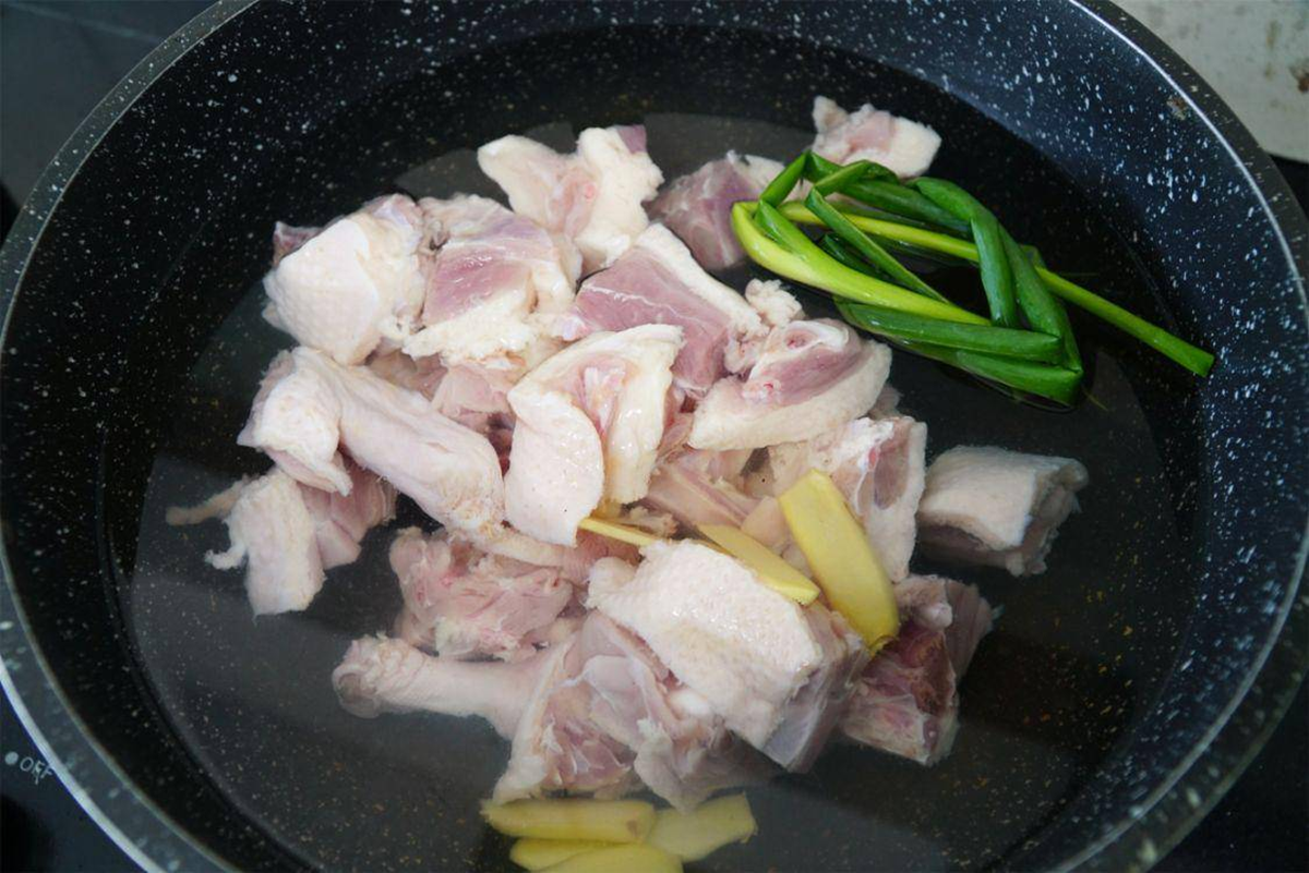 5 sai lầm khiến thịt càng nấu càng dai, nhất là lỗi số 1 ai cũng tưởng đúng - Ảnh 1.