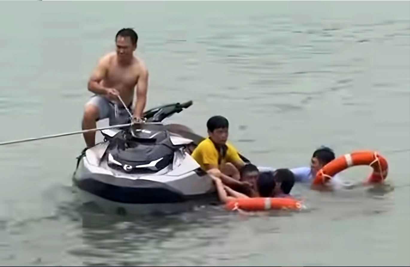 Khoảnh khắc người bán nước lao xuống cứu nam vận động viên flyboard chìm sâu dưới hồ gây xúc động mạnh - Ảnh 2.