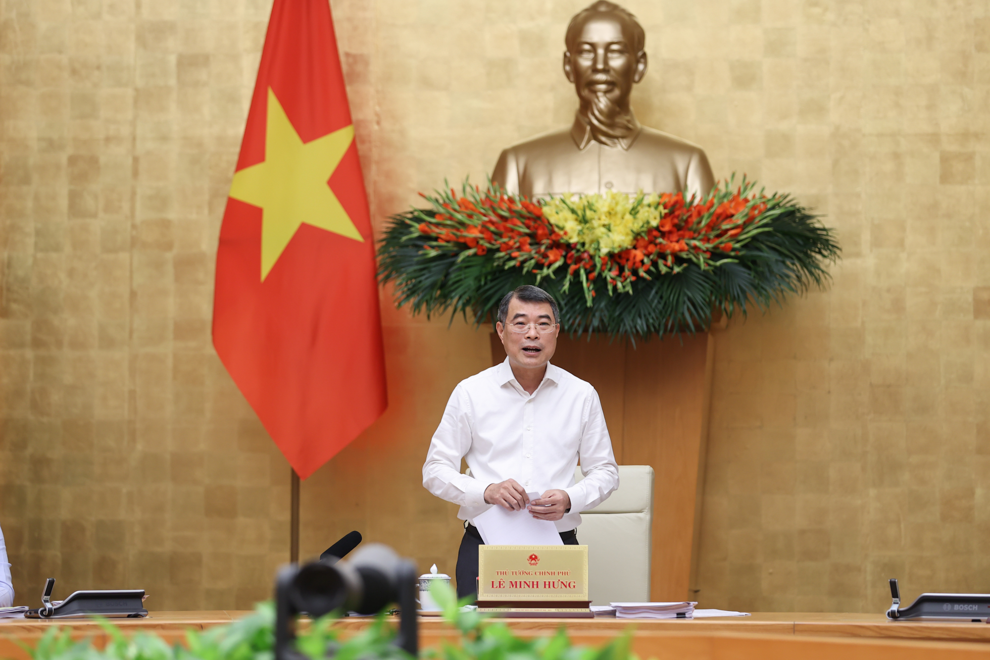 Thủ tướng Lê Minh Hưng chủ trì phiên họp thường kỳ đầu tiên của Chính phủ khóa XVI - Ảnh 1.