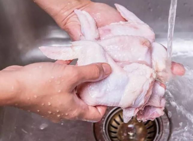 Rửa thịt gà trước khi nấu: Thói quen tưởng tốt không ngờ 