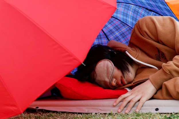 H&agrave;ng trăm người trẻ tham gia cuộc thi ngủ tại quốc gia thiếu ngủ nhất thế giới - Ảnh 3.
