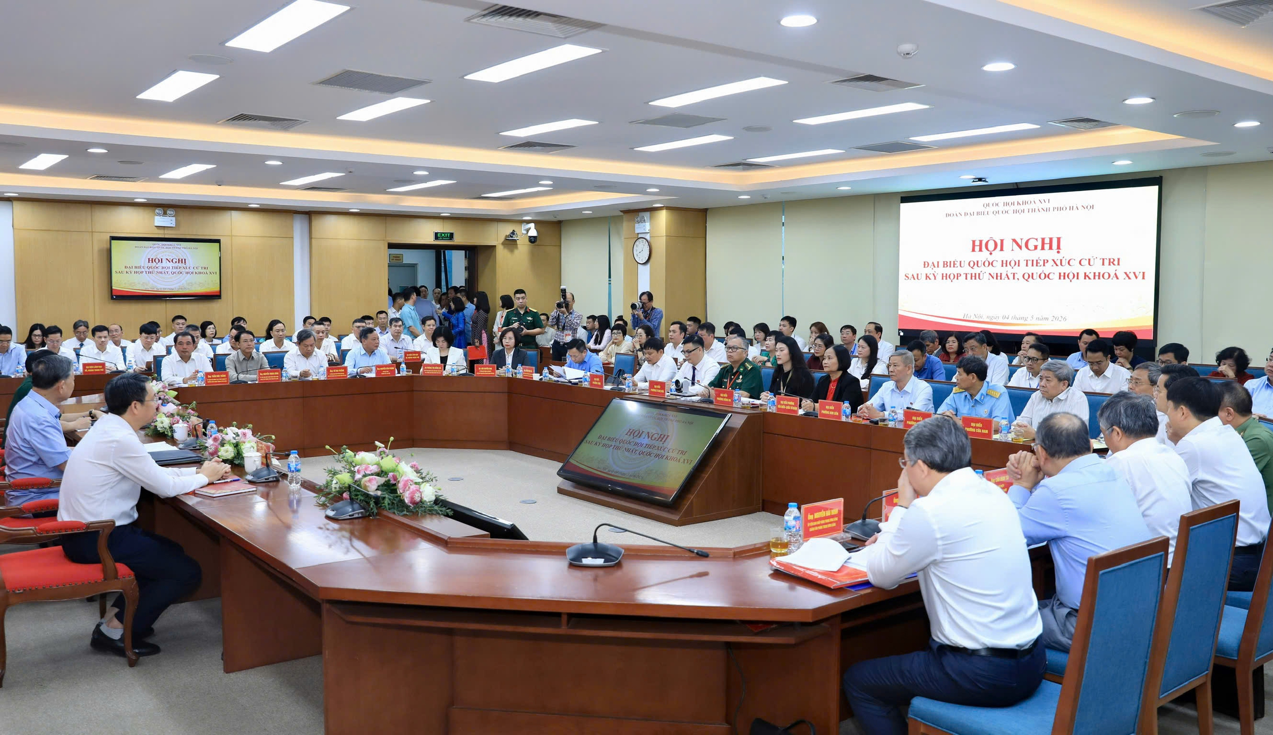 Tổng B&iacute; thư, Chủ tịch nước T&ocirc; L&acirc;m tiếp x&uacute;c cử tri 10 phường của H&agrave; Nội - Ảnh 6.