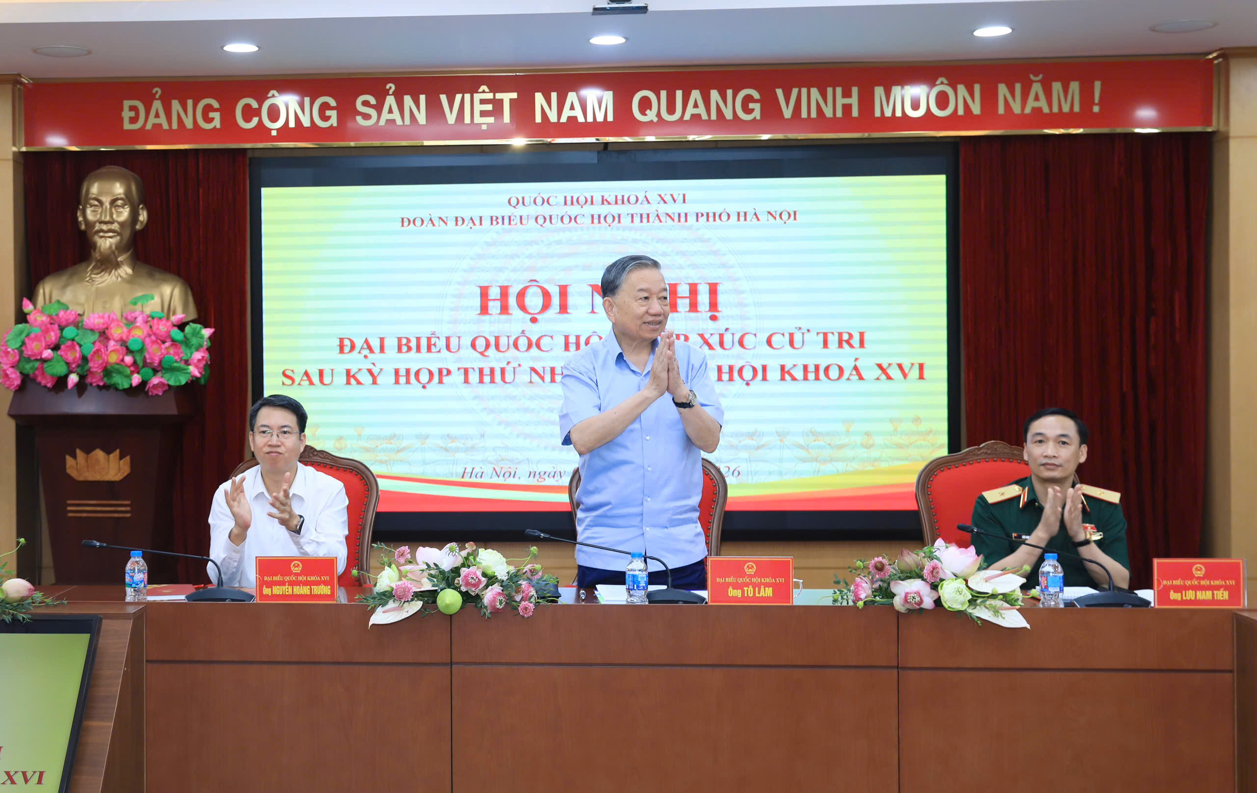 Tổng B&iacute; thư, Chủ tịch nước T&ocirc; L&acirc;m tiếp x&uacute;c cử tri 10 phường của H&agrave; Nội - Ảnh 2.