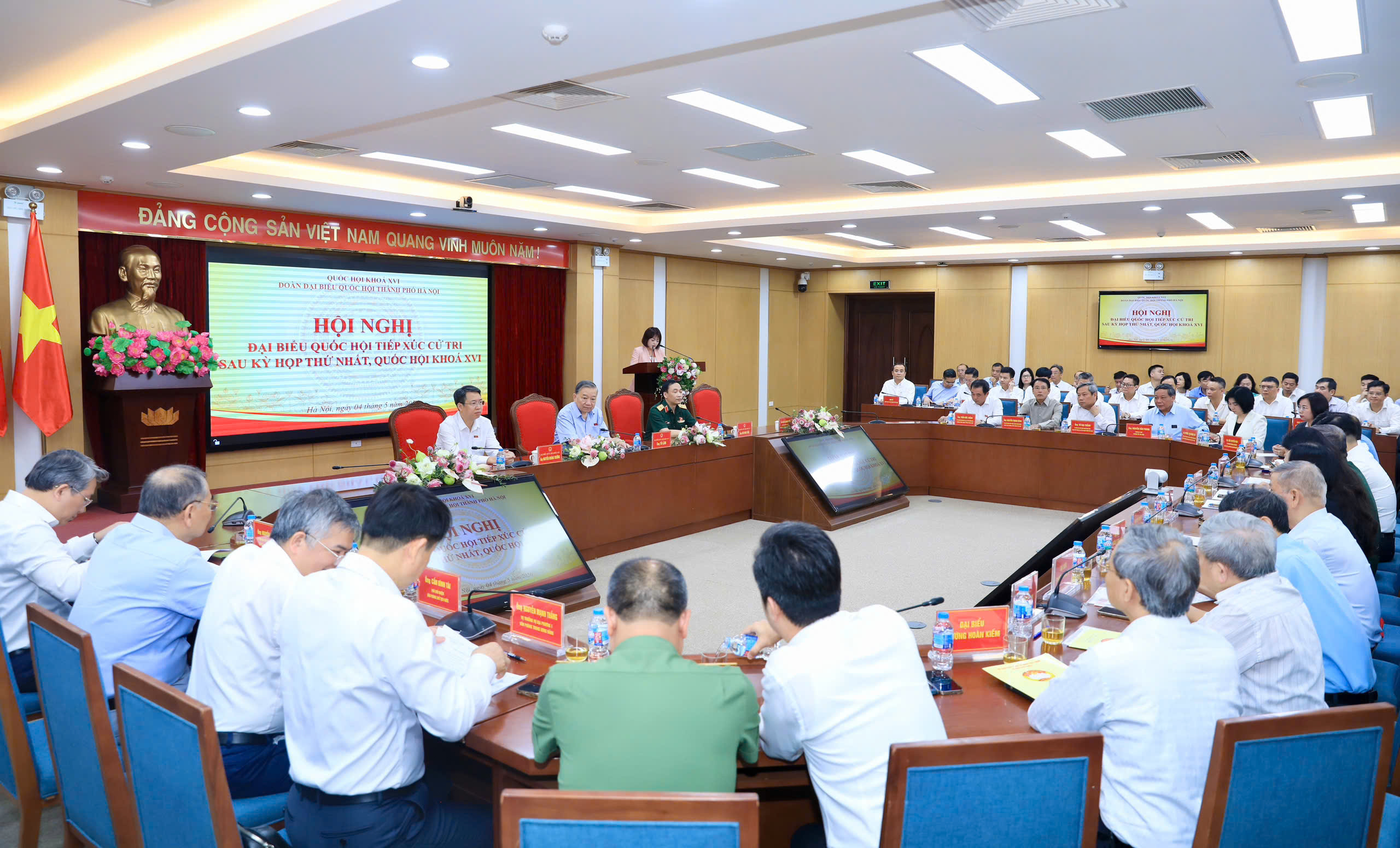 Tổng B&iacute; thư, Chủ tịch nước T&ocirc; L&acirc;m tiếp x&uacute;c cử tri 10 phường của H&agrave; Nội - Ảnh 10.