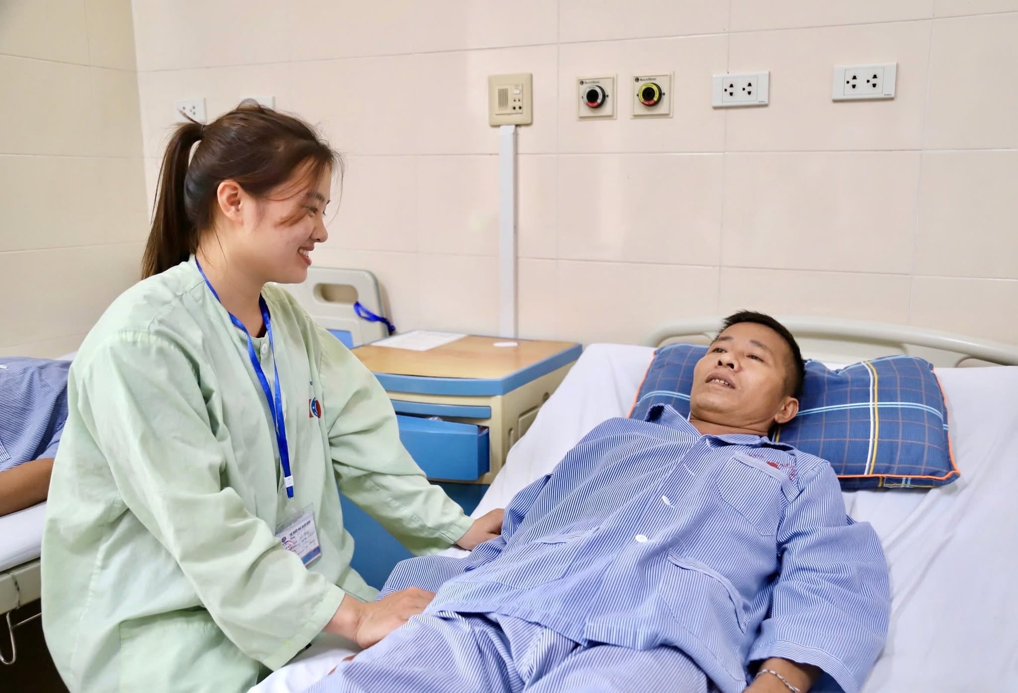 Nuốt nghẹn kéo dài, người đàn ông phát hiện ung thư thực quản - Ảnh 2.
