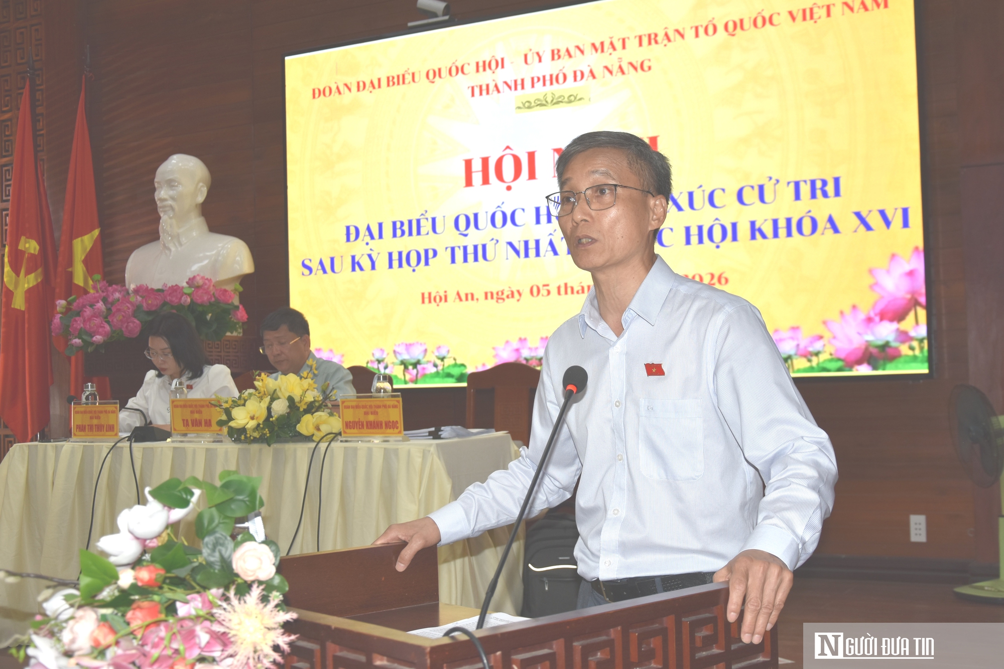 &Ocirc;ng Nguyễn Kh&aacute;nh Ngọc tiếp x&uacute;c cử tri tại phường Hội An - Ảnh 3.