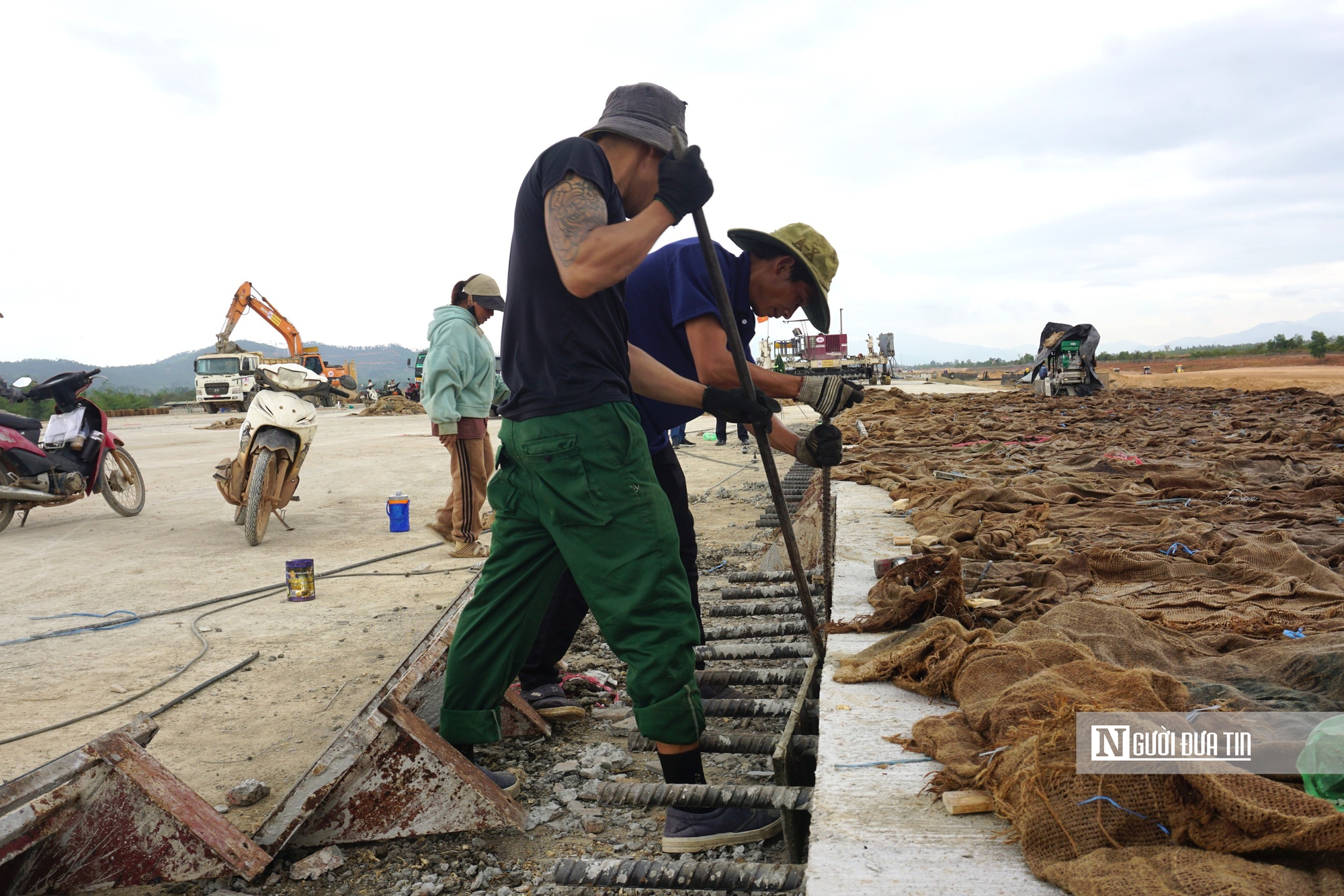 Thi c&ocirc;ng xuy&ecirc;n đ&ecirc;m, chạy nước r&uacute;t về đ&iacute;ch dự &aacute;n mở rộng Cảng h&agrave;ng kh&ocirc;ng Ph&ugrave; C&aacute;t- Ảnh 4.