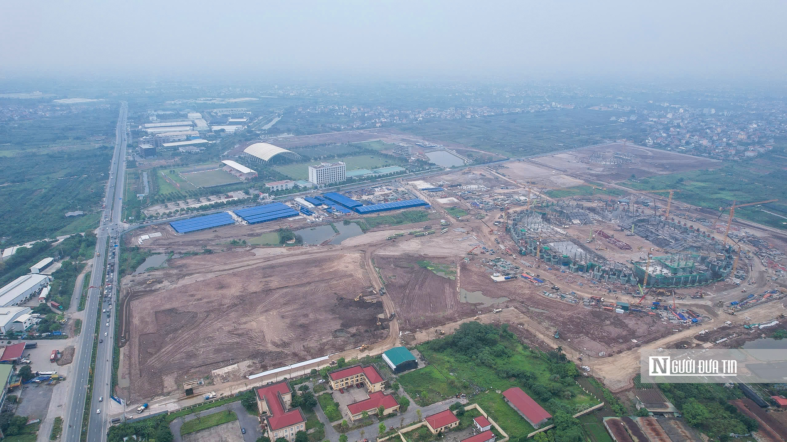 C&ocirc;ng trường s&acirc;n vận động 60.000 chỗ tại Hưng Y&ecirc;n rực s&aacute;ng trong đ&ecirc;m- Ảnh 1.