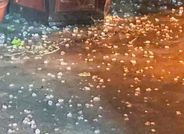 Chuyên gia chỉ ra nguyên nhân cực đoan khiến cả nước liên tiếp hứng giông lốc, mưa đá dữ dội - Ảnh 1.