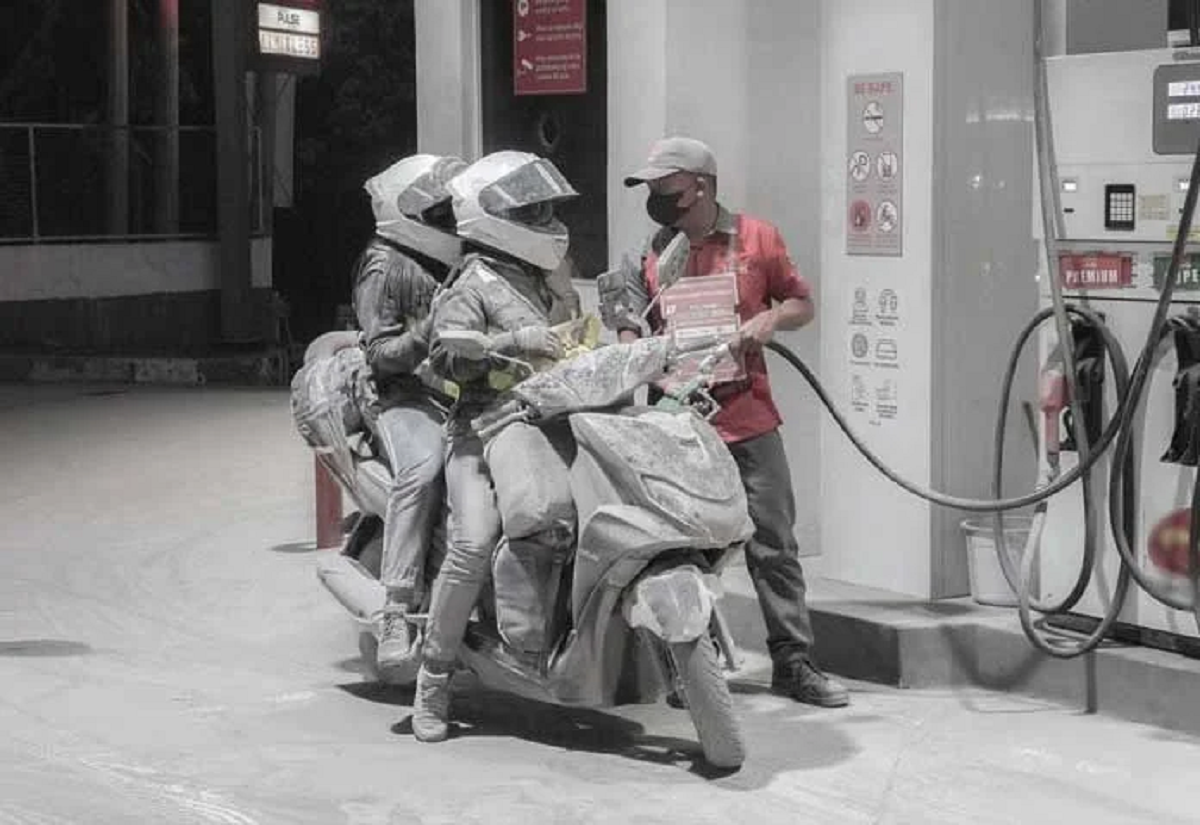 Đang đi ngoài đường, người dân thấy cảnh tượng 