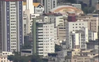 M&aacute;y bay đ&acirc;m v&agrave;o t&ograve;a nh&agrave;, 2 người tử vong, 3 người bị thương - Ảnh 1.