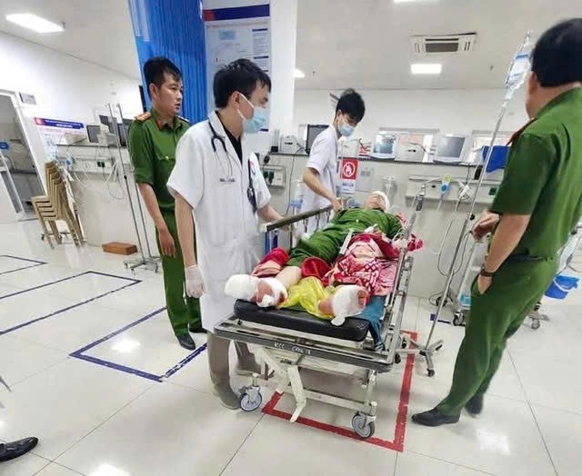 Video: Gi&acirc;y ph&uacute;t v&acirc;y bắt đối tượng x&ocirc;ng v&agrave;o trụ sở, ch&eacute;m đại u&yacute; c&ocirc;ng an trọng thương - Ảnh 1.