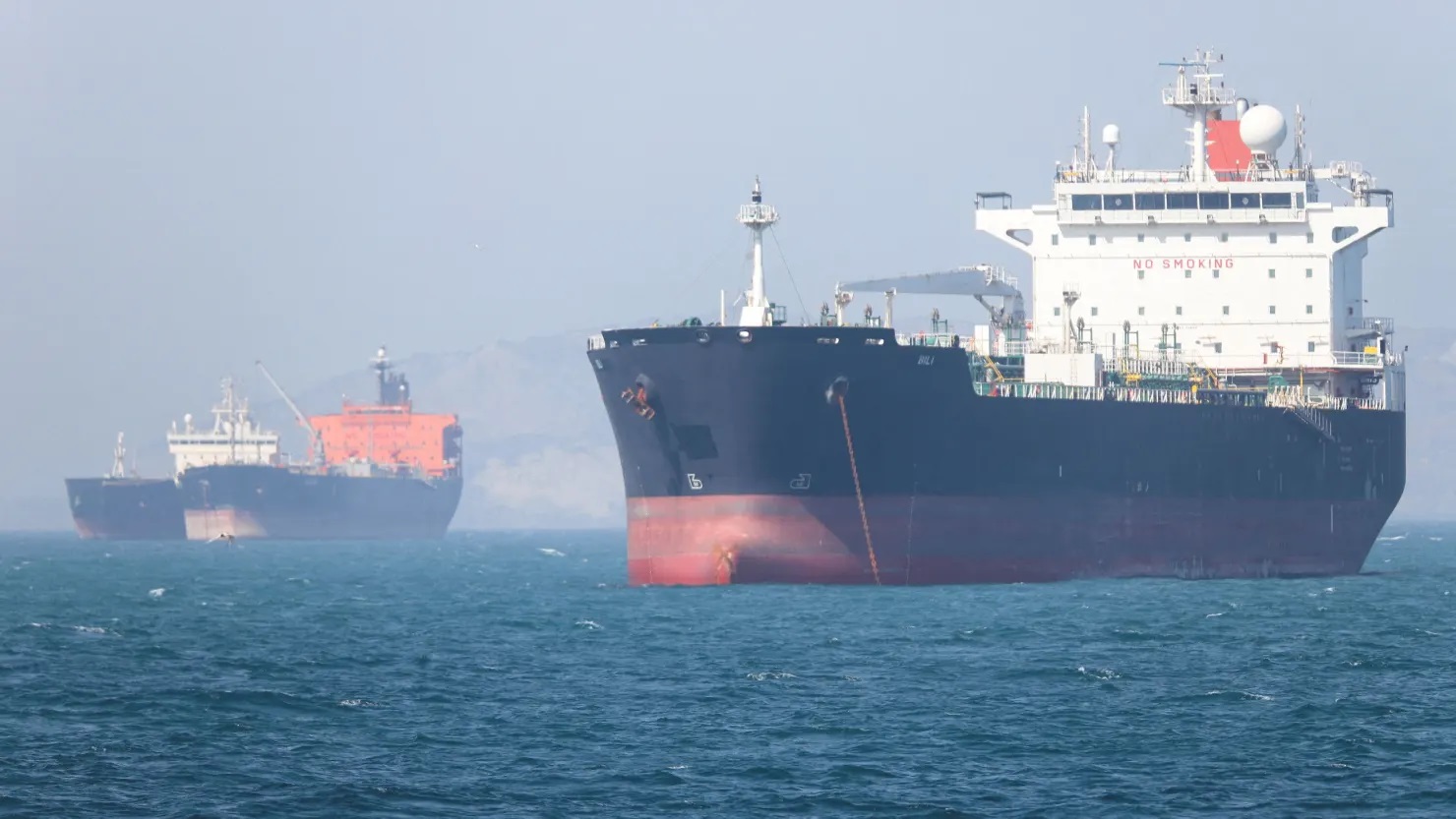 Mỹ tạm dừng chiến dịch hộ tống tàu qua eo biển Hormuz - Ảnh 1.
