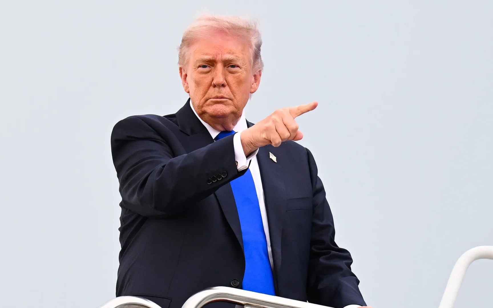 &Ocirc;ng Trump tuy&ecirc;n bố Iran sẽ bị n&eacute;m bom ở "mức độ cao hơn nhiều" nếu kh&ocirc;ng đồng &yacute; thỏa thuận h&ograve;a b&igrave;nh- Ảnh 2.