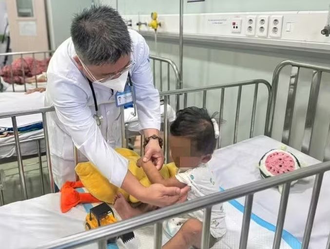 Vụ bé trai 2 tuổi ở Tp.HCM bị mẹ đẻ, cha dượng bạo hành: Người thân từ chối chăm sóc- Ảnh 2.