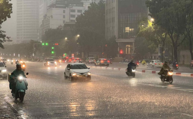 Kh&ocirc;ng kh&iacute; lạnh bất ngờ tr&agrave;n xuống miền Bắc, H&agrave; Nội chuyển mưa d&ocirc;ng dữ dội từ đ&ecirc;m mai (7/5) - Ảnh 1.