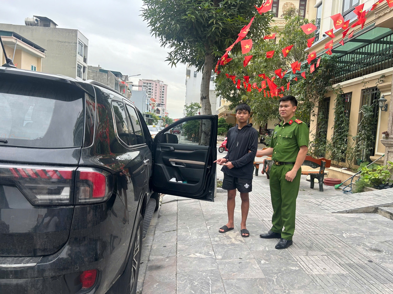 Nam thanh niên trộm tiền, vàng và nhẫn Rolex trong ô tô - Ảnh 1.