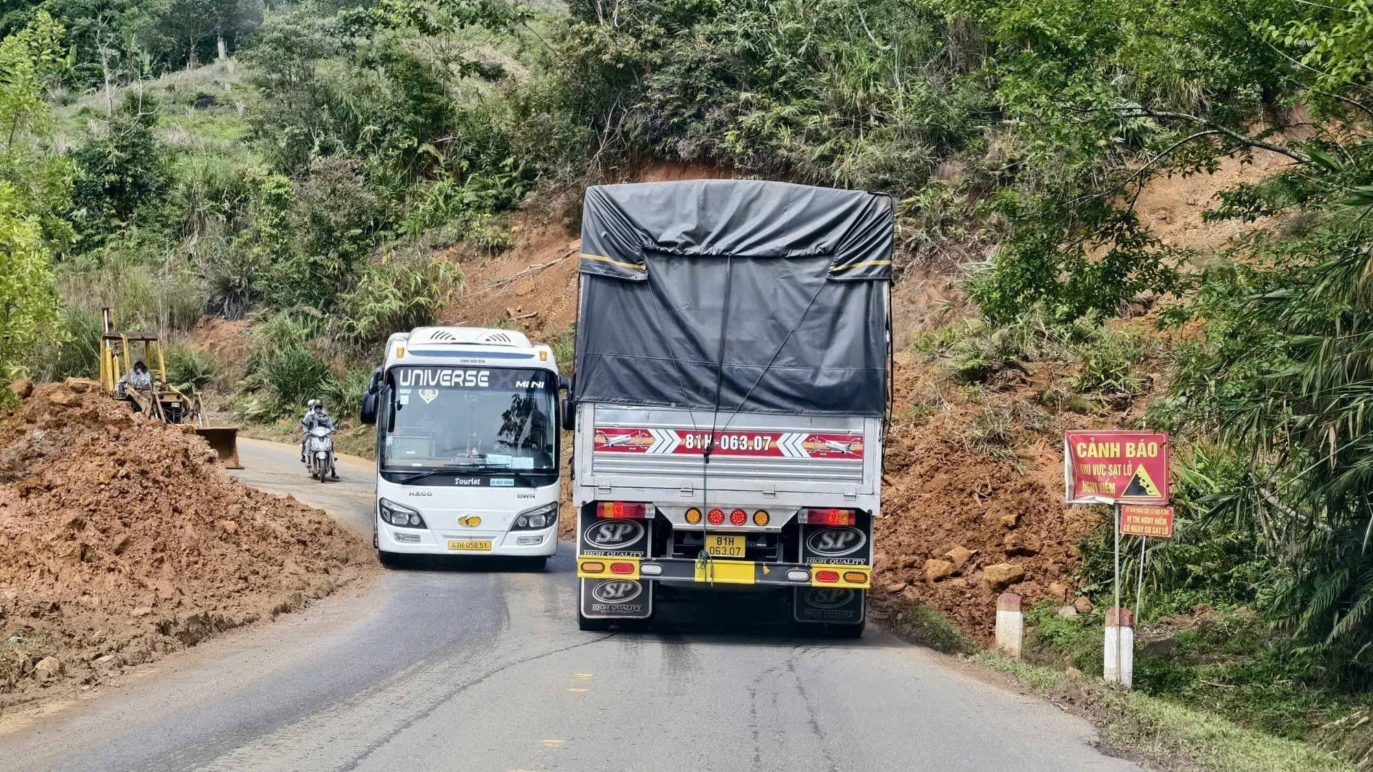 Cảnh báo nguy hiểm khi lưu thông qua “nút thắt” hiểm trở trên Quốc lộ 24- Ảnh 4.
