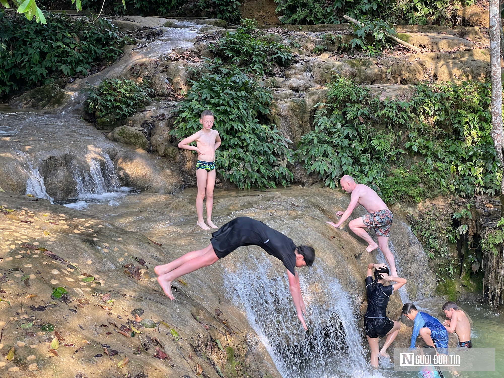 Khách Tây tìm về thác Hiêu giữa đại ngàn Pù Luông giải nhiệt đầu hè   - Ảnh 6.