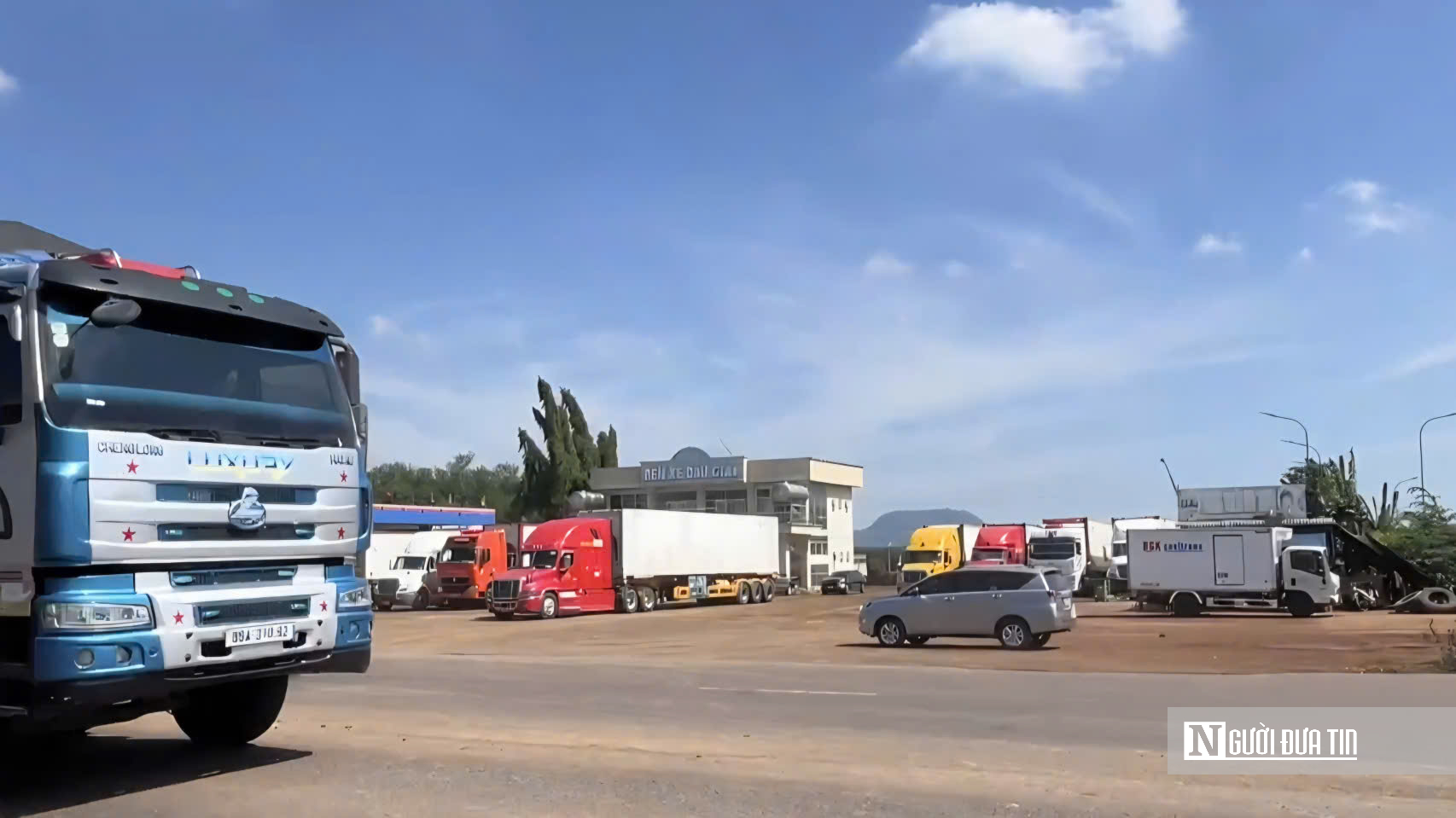 H&agrave;ng ng&agrave;n container sầu ri&ecirc;ng đổ về Dầu Gi&acirc;y: T&agrave;i xế vật vờ chờ kiểm định, người d&acirc;n than trời v&igrave; &ugrave;n tắc - Ảnh 1.