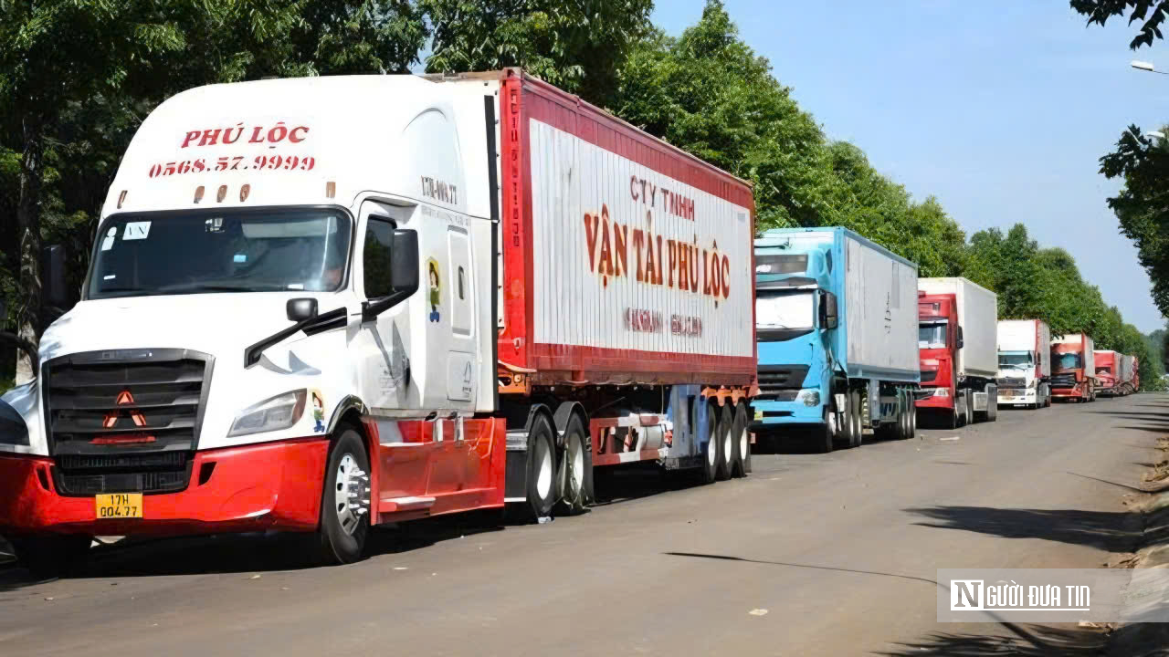 H&agrave;ng ng&agrave;n container sầu ri&ecirc;ng đổ về Dầu Gi&acirc;y: T&agrave;i xế vật vờ chờ kiểm định, người d&acirc;n than trời v&igrave; &ugrave;n tắc - Ảnh 5.