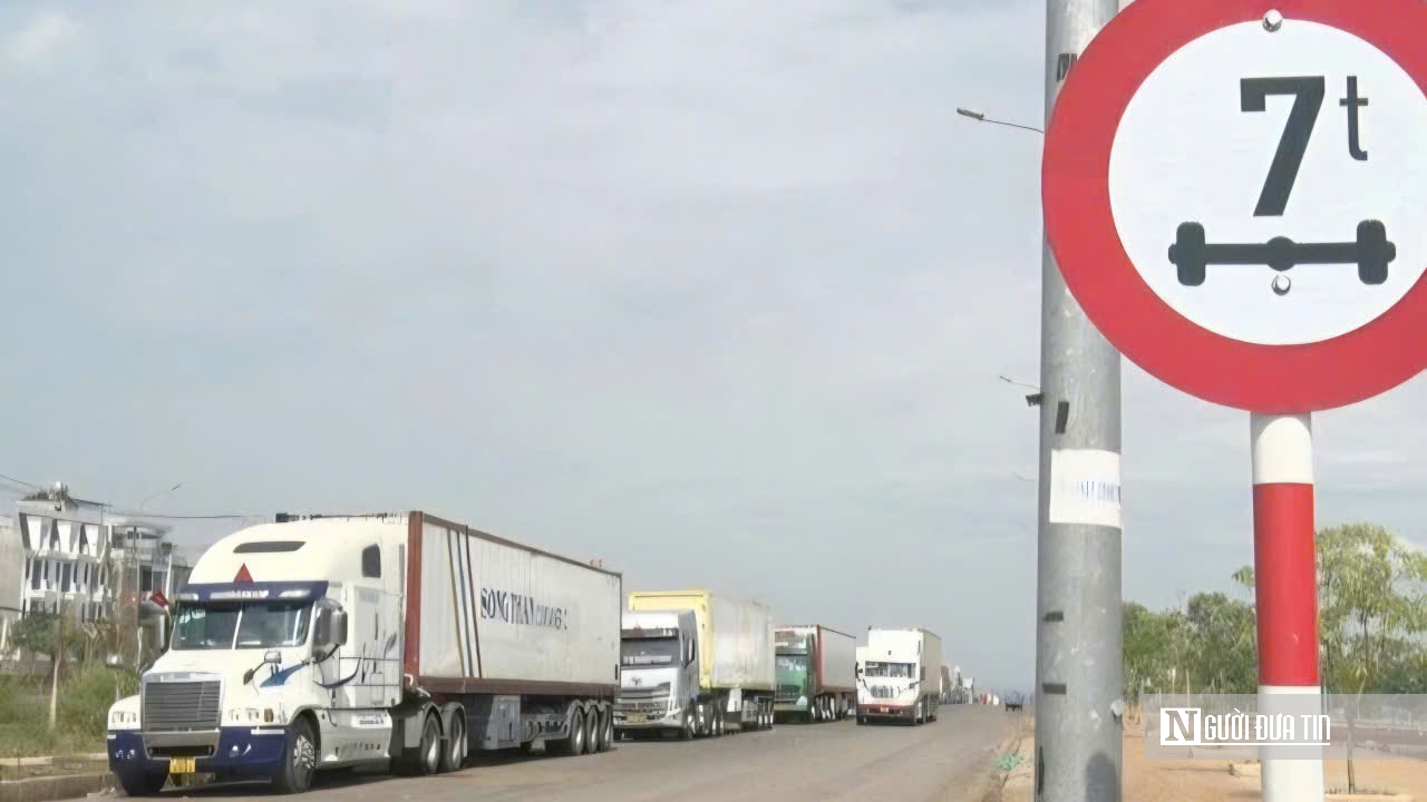 H&agrave;ng ng&agrave;n container sầu ri&ecirc;ng đổ về Dầu Gi&acirc;y: T&agrave;i xế vật vờ chờ kiểm định, người d&acirc;n than trời v&igrave; &ugrave;n tắc - Ảnh 16.