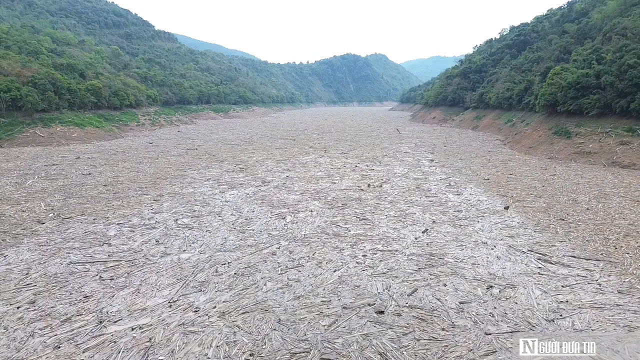 Cận cảnh lượng r&aacute;c "khổng lồ" v&acirc;y k&iacute;n l&ograve;ng hồ thuỷ điện lớn nhất Bắc Trung Bộ- Ảnh 3.