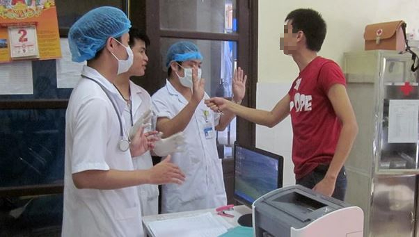 Từ ng&agrave;y 15/5, h&agrave;nh hung nh&acirc;n vi&ecirc;n y tế c&oacute; thể bị phạt tới 40 triệu đồng - Ảnh 2.