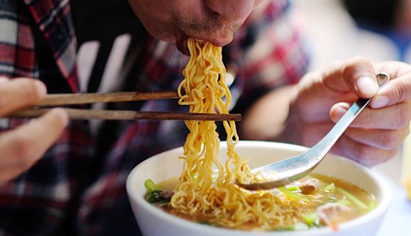 Người đ&agrave;n &ocirc;ng trẻ thận như cụ &ocirc;ng 80 tuổi v&igrave; th&oacute;i quen ăn tối "cực hại" - Ảnh 2.