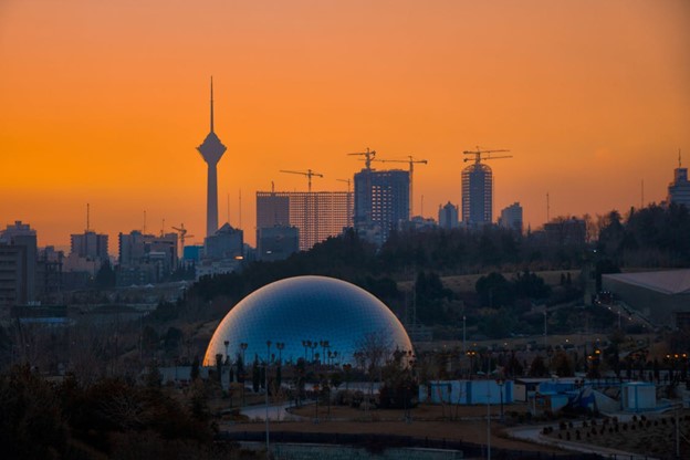 Iran tiếp tục c&acirc;n nhắc đề xuất h&ograve;a b&igrave;nh của Mỹ, Tổng thống Trump lạc quan nhưng vẫn cảnh gi&aacute;c- Ảnh 1.
