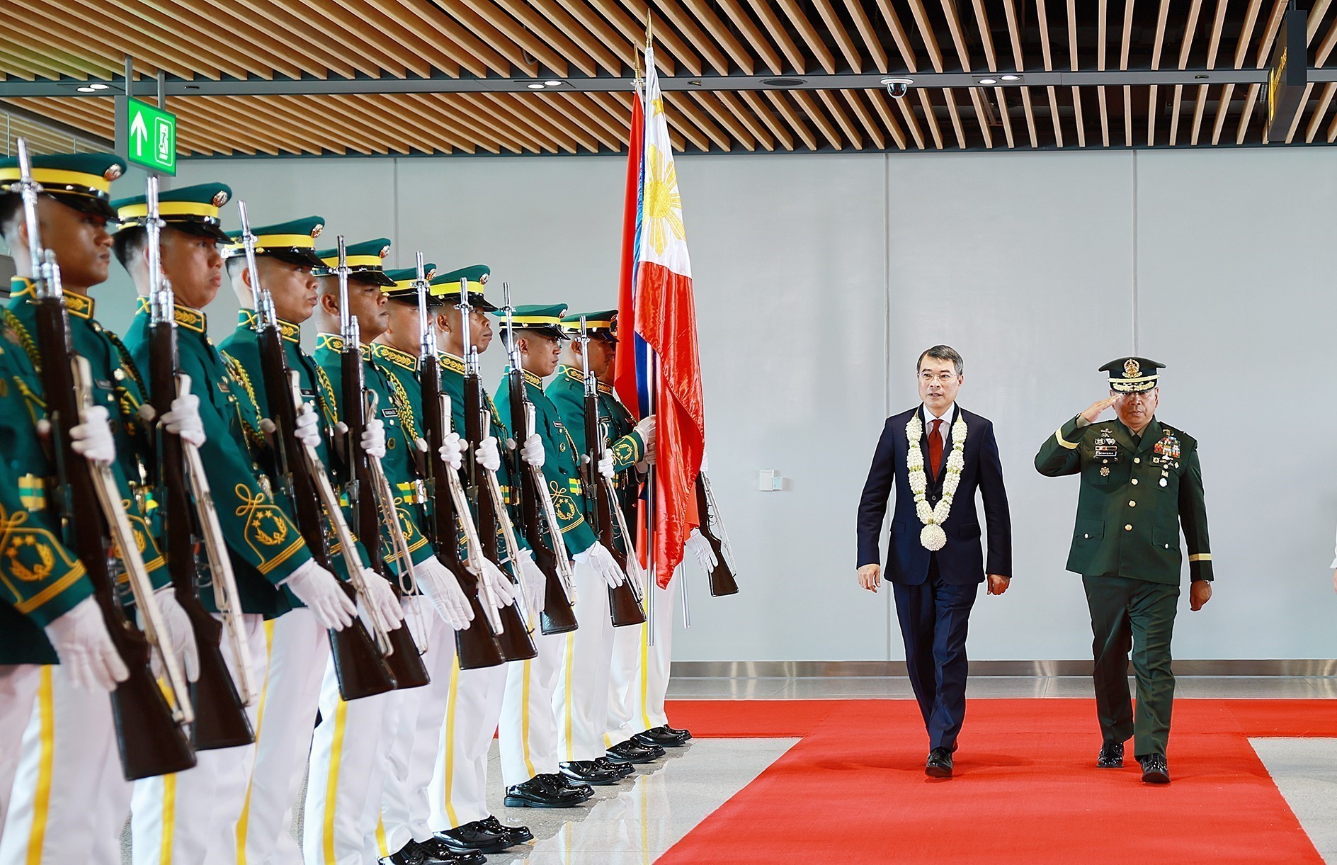 Thủ tướng đến Philippines, bắt đầu chương trình tham dự Hội nghị Cấp cao ASEAN- Ảnh 1.