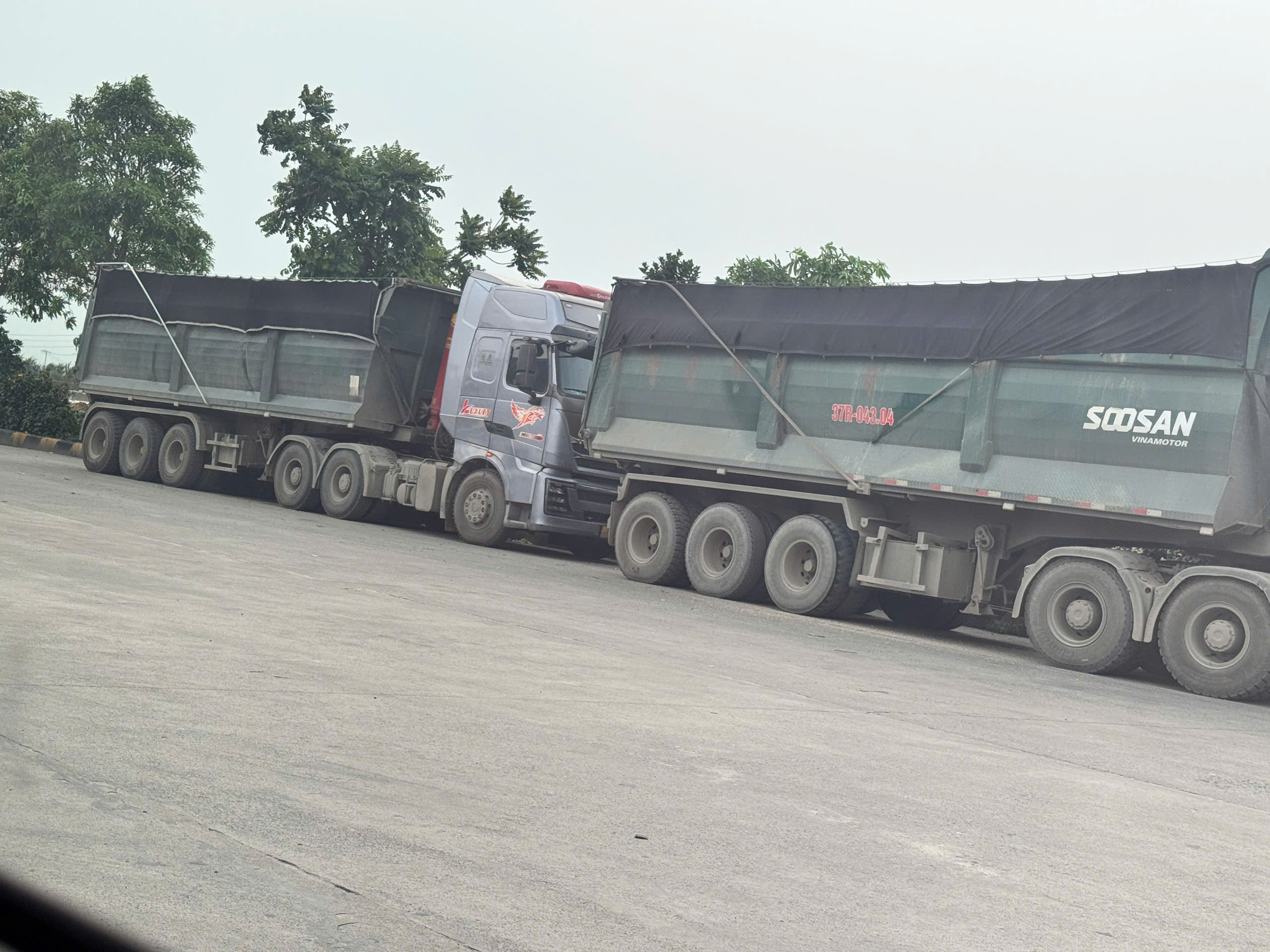 Nguy cơ mất ATGT từ những đoàn xe chở cát trên cao tốc từ Nghệ An ra Ninh Bình - Ảnh 5.