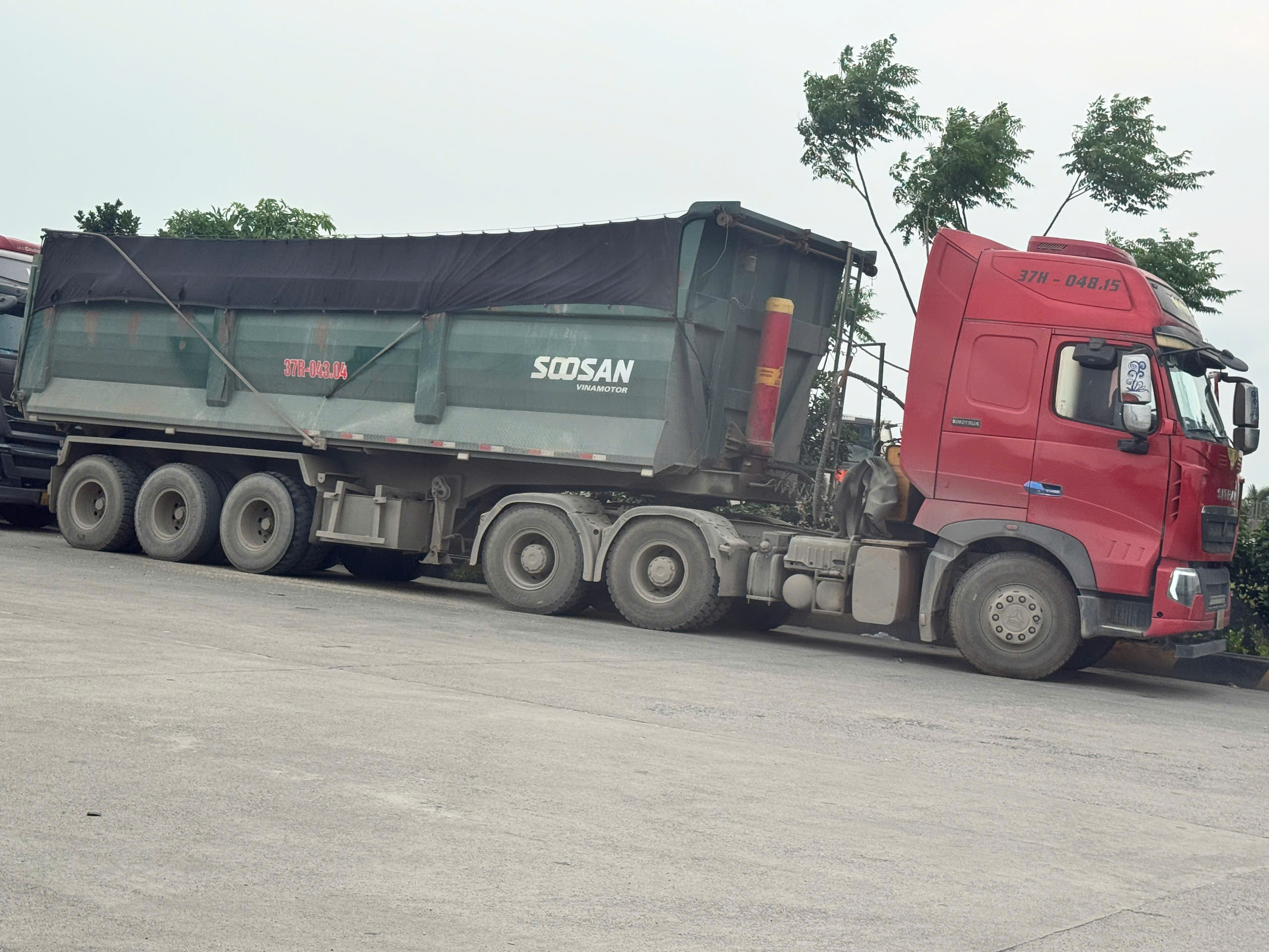 Nguy cơ mất ATGT từ những đoàn xe chở cát trên cao tốc từ Nghệ An ra Ninh Bình - Ảnh 6.