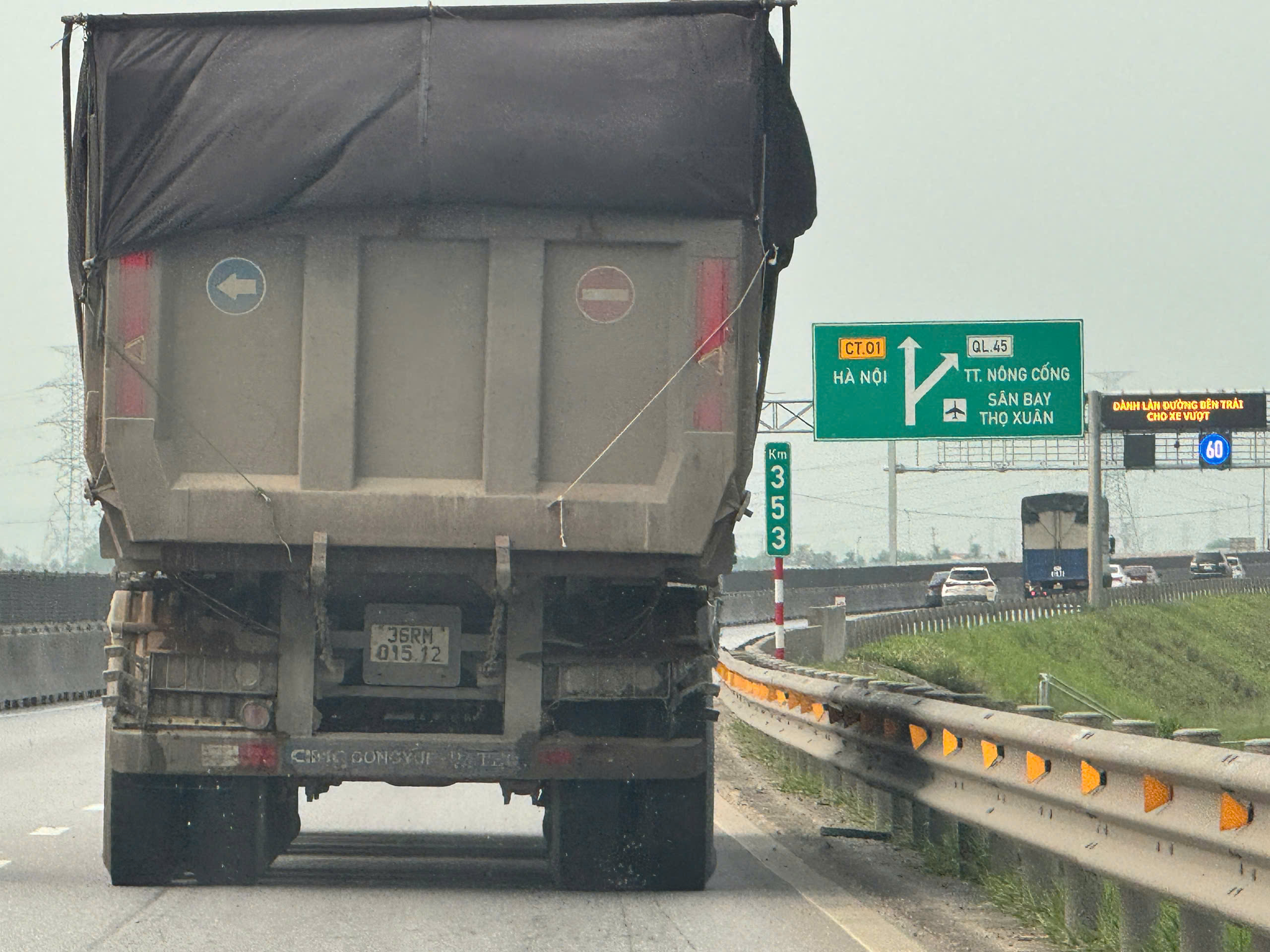 Nguy cơ mất ATGT từ những đoàn xe chở cát trên cao tốc từ Nghệ An ra Ninh Bình - Ảnh 3.