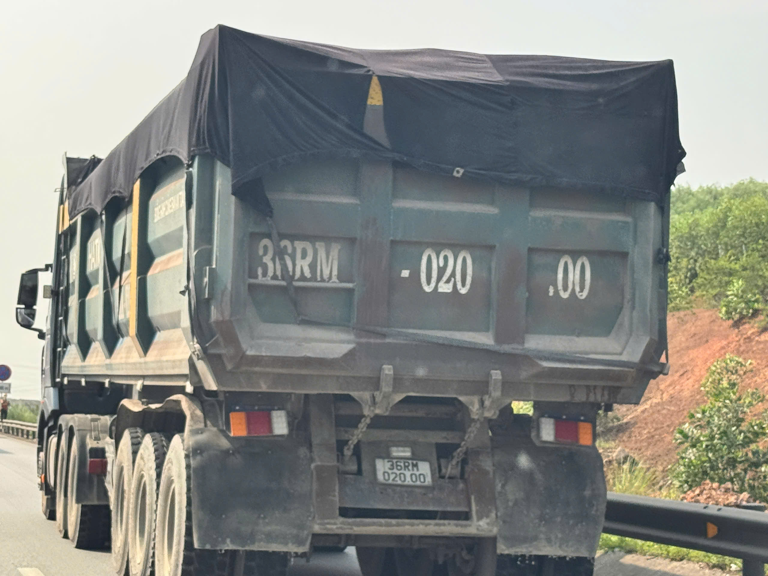 Nguy cơ mất ATGT từ những đoàn xe chở cát trên cao tốc từ Nghệ An ra Ninh Bình - Ảnh 1.