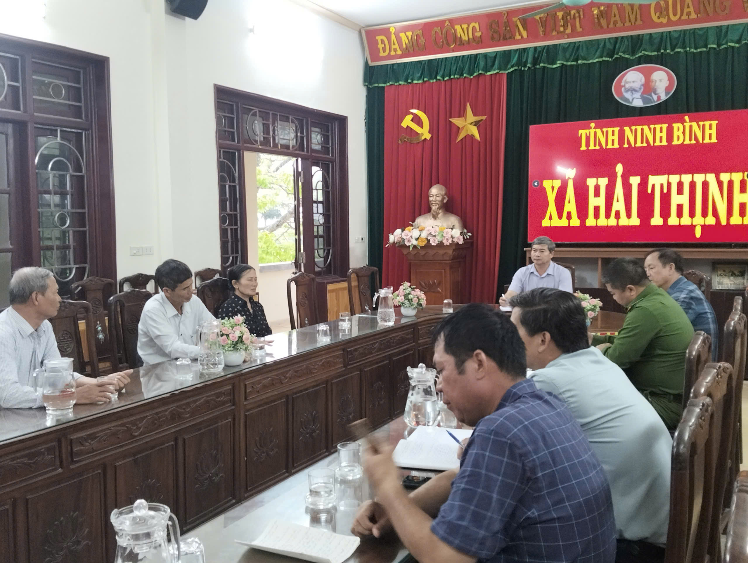 Đình chỉ kinh doanh người phụ nữ gom nước dừa thừa ở Ninh Bình - Ảnh 1.
