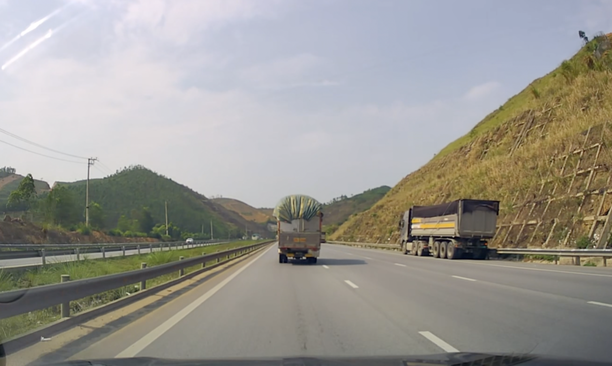 Nguy cơ mất ATGT từ những đoàn xe chở cát trên cao tốc từ Nghệ An ra Ninh Bình - Ảnh 8.